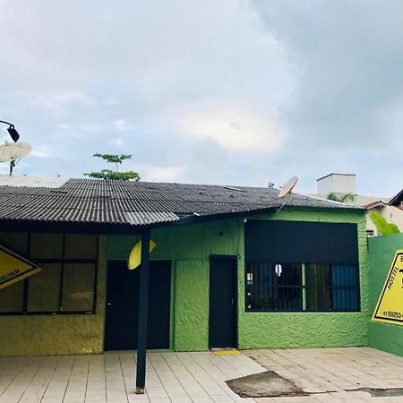 Hostel Banana House Бомбиняс Екстериор снимка